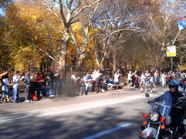 Marathon legend Paula Radcliffe outkicking her opponent on the way to her first of three NYC Marathon victories in 2004